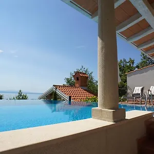 apartments-villa-krasa.primorje-gorskikotar.com/